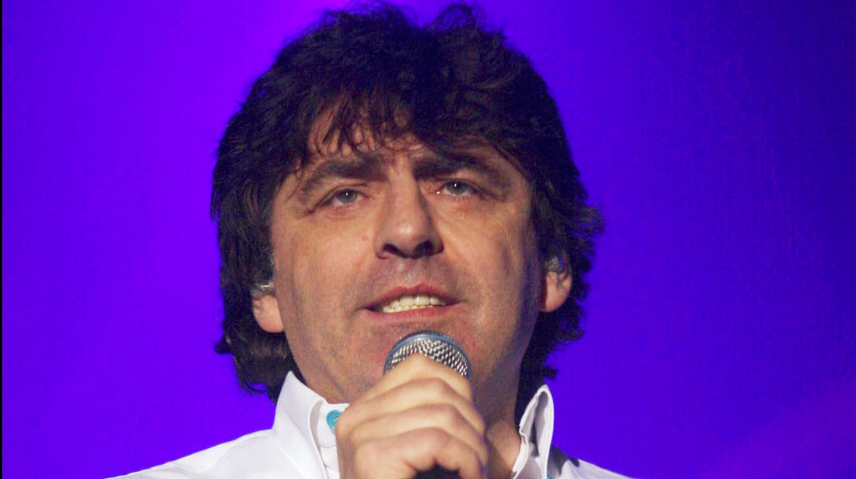 claude-barzotti-hospitalise-le-chanteur-fait-face-a-d-inquietants-soucis-de-sante